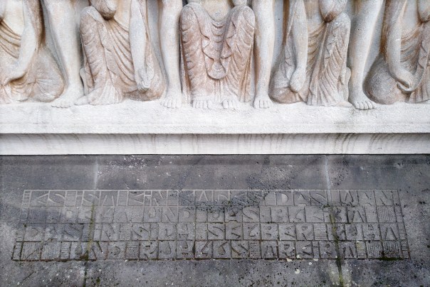 Relief Inschrift Fruehling