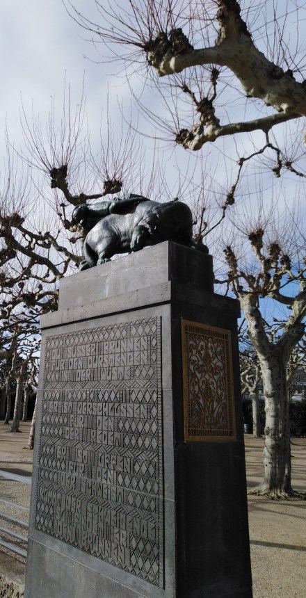 Westportal mit fauchendem Panther