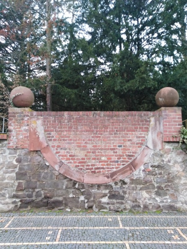 Schlussbogen mit Baeumen